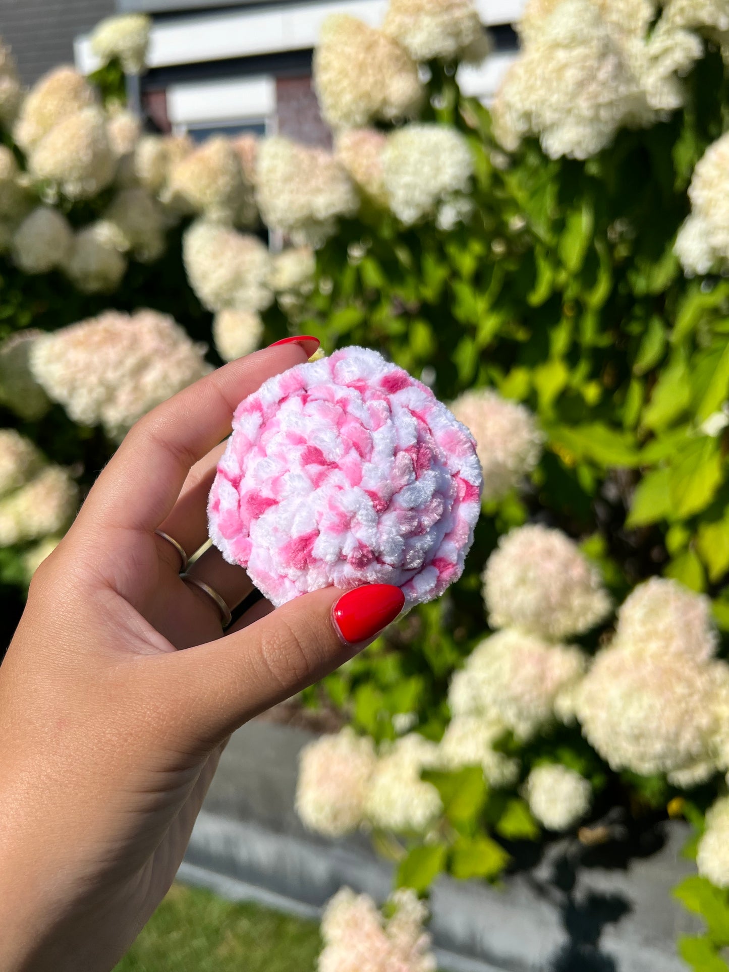 kuiken met roze confetti hoed