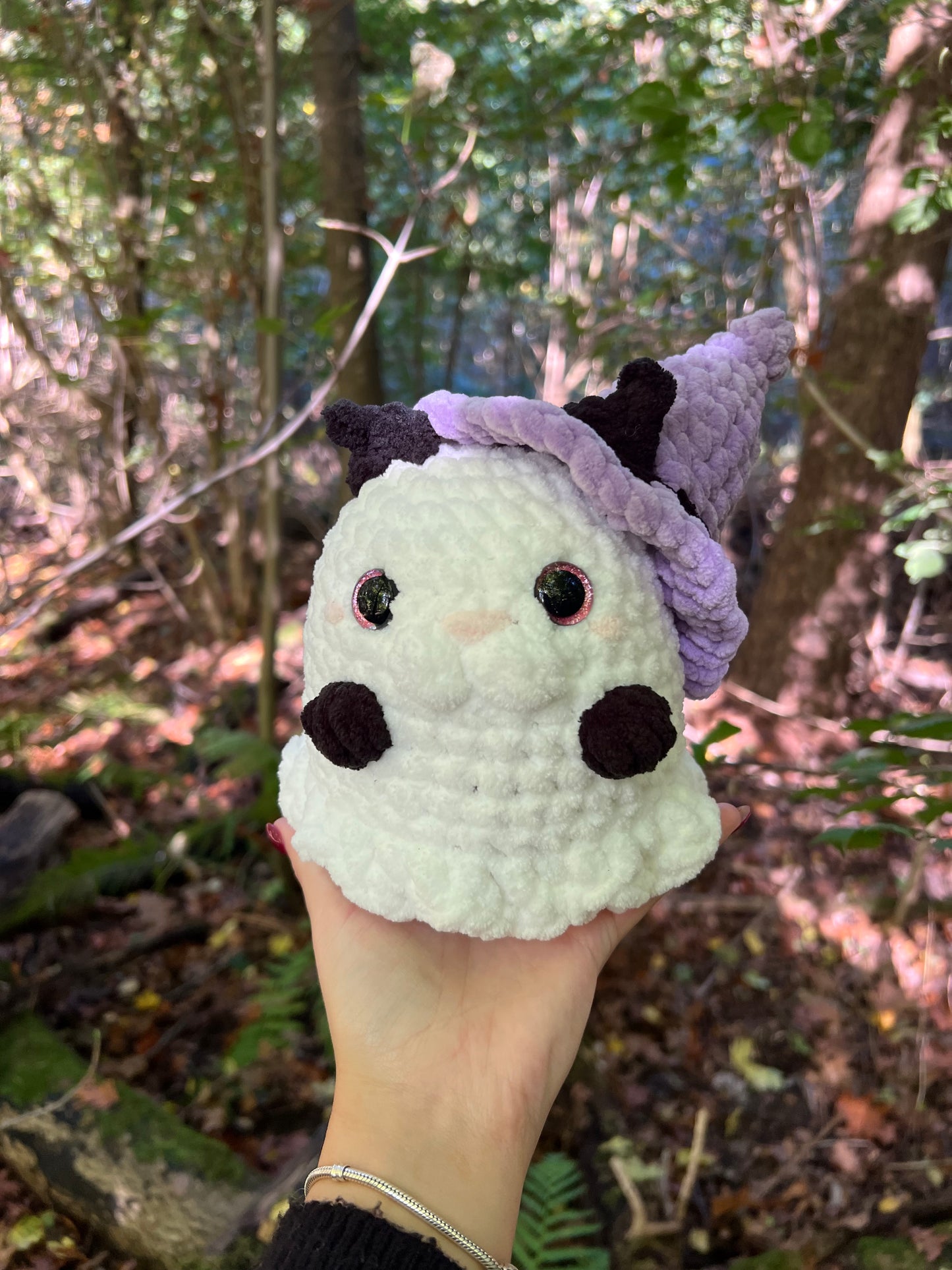 zwarte kat in spook pak met heksen hoed