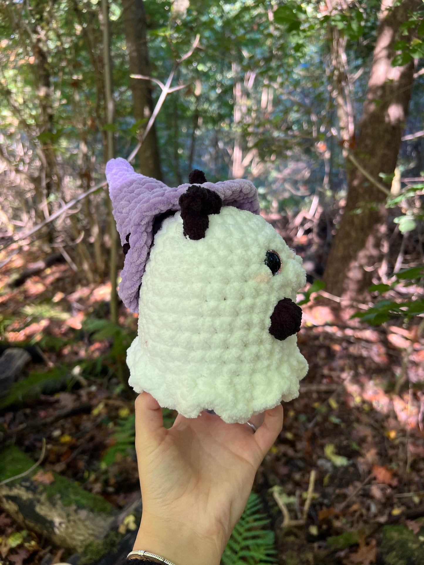 zwarte kat in spook pak met heksen hoed