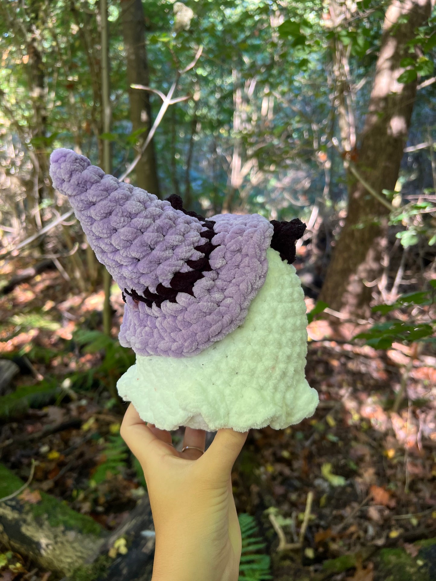 zwarte kat in spook pak met heksen hoed