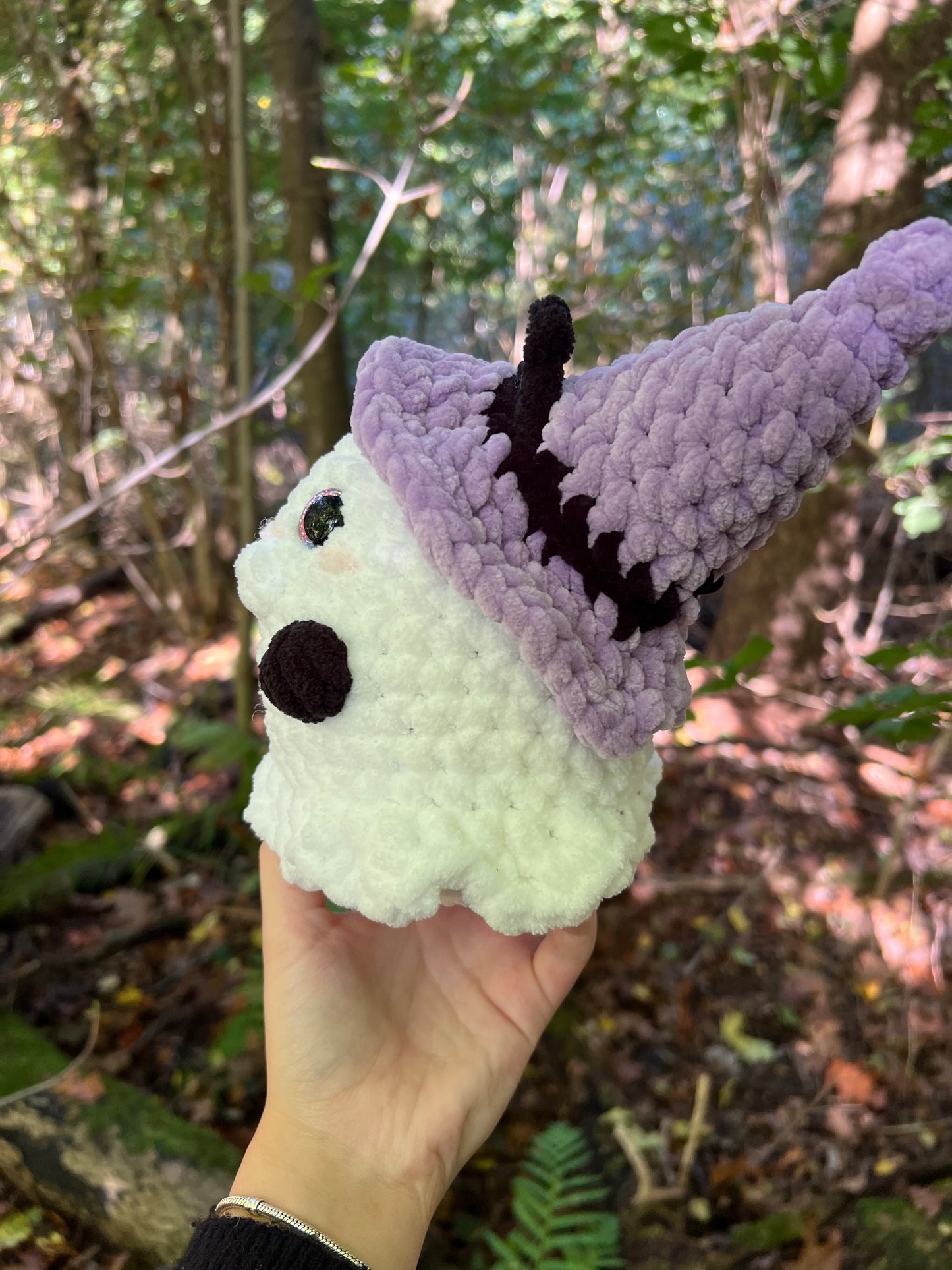 zwarte kat in spook pak met heksen hoed