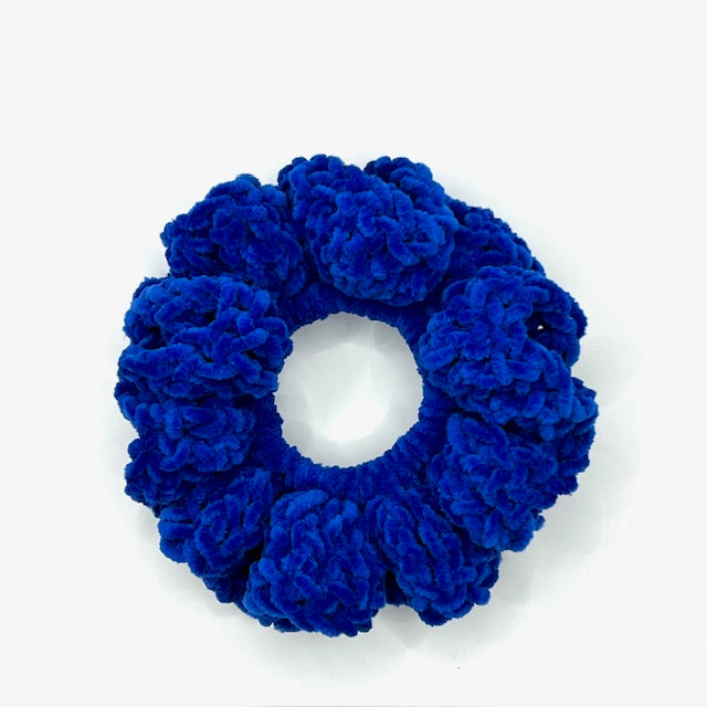 gehaakte velvet scrunchie blauw