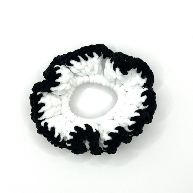 gehaakte velvet scrunchie zwart-wit