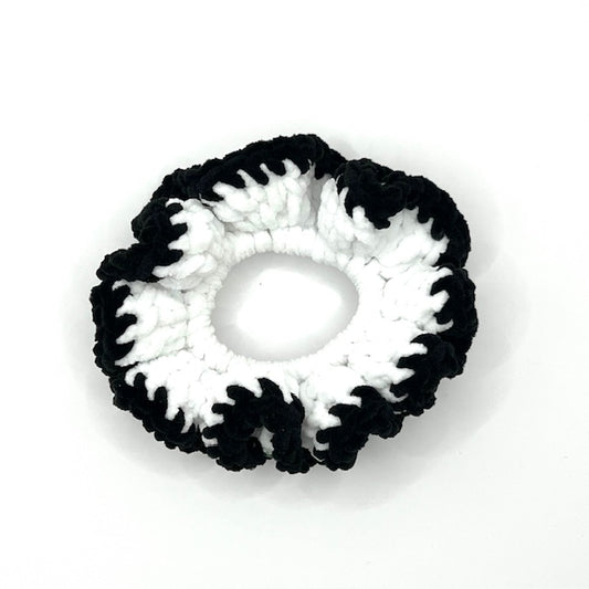 gehaakte velvet scrunchie zwart-wit