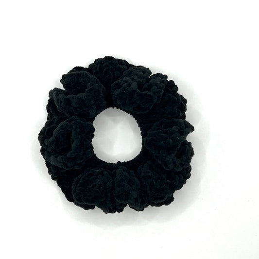 gehaakte velvet scrunchie zwart