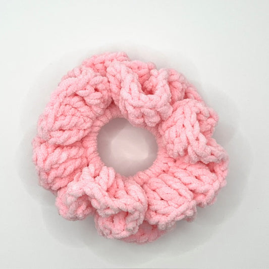 gehaakte velvet scrunchie licht roze